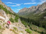 Hiker_and_Redfish_Canyon_from_Alpine_Lake_trail_in_Sawtooth_Wilderness